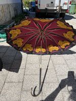 Regenschirm Blumenmuster rot schwarz gebrauchter Zustand