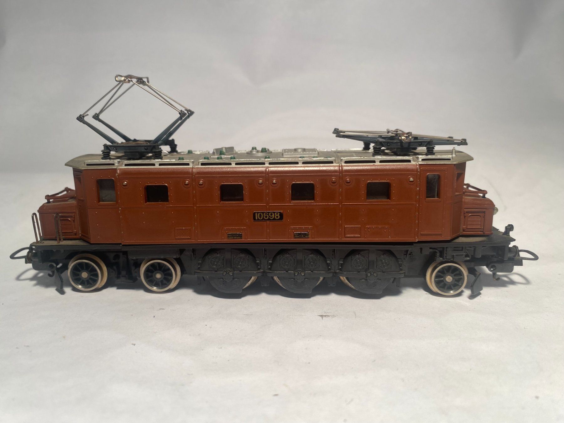 Lima Modelleisenbahnen: LIMA E-Lok Ae 3/6 der SBB Nr.10698 braun DC Analog – Gebraucht aus Buchrain von Modellbahn11
