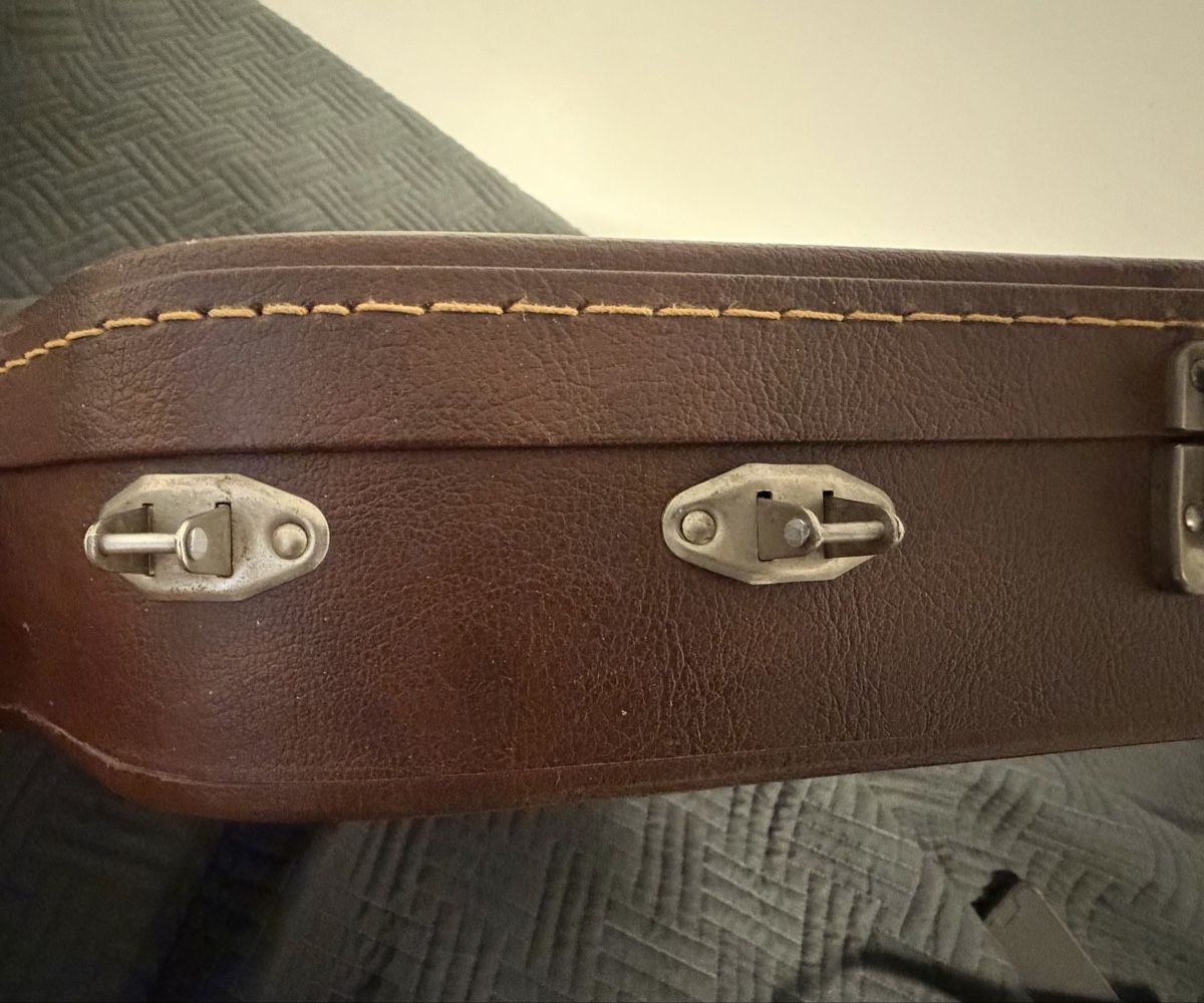 Strumenti musicali: 2 étui guitare rigide cuir – Usato da Corbeyrier venduto da ant_2r6l 6