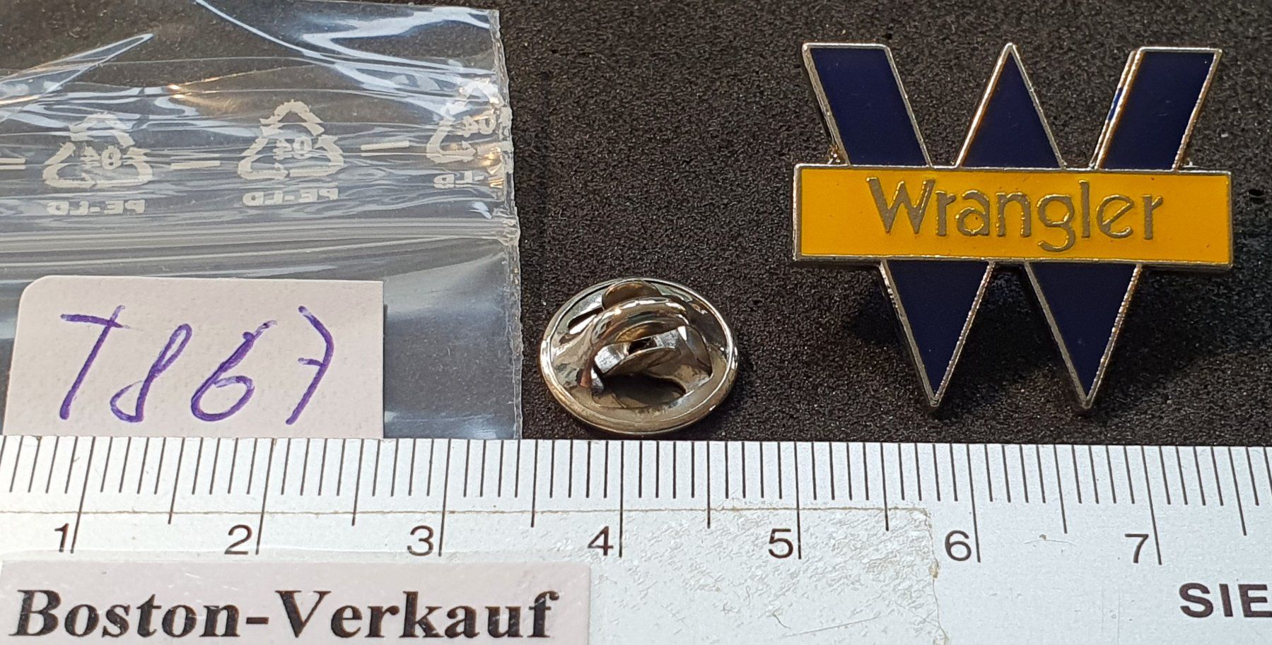 Placchette & Badge: T867 - Pin Wrangler Jeans W Logo – Usato da Reinach BL venduto da Boston-Verkauf 1