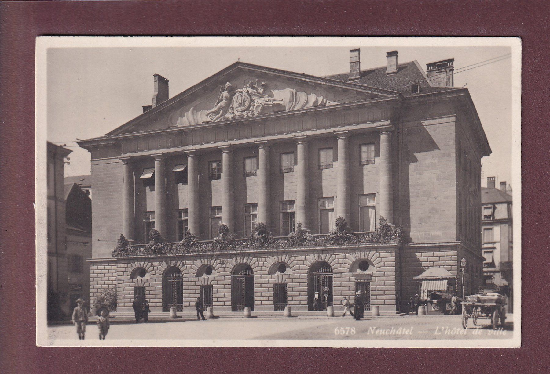 Cartoline postali: NEUCHÂTEL - Hôtel de Ville – Usato da Pully venduto da nicecards