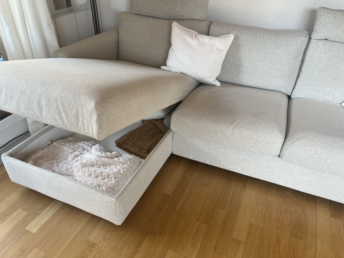 Divani: 3er Sofa hellgrau mit Chaiselongue – Usato da Horgen venduto da Saenker