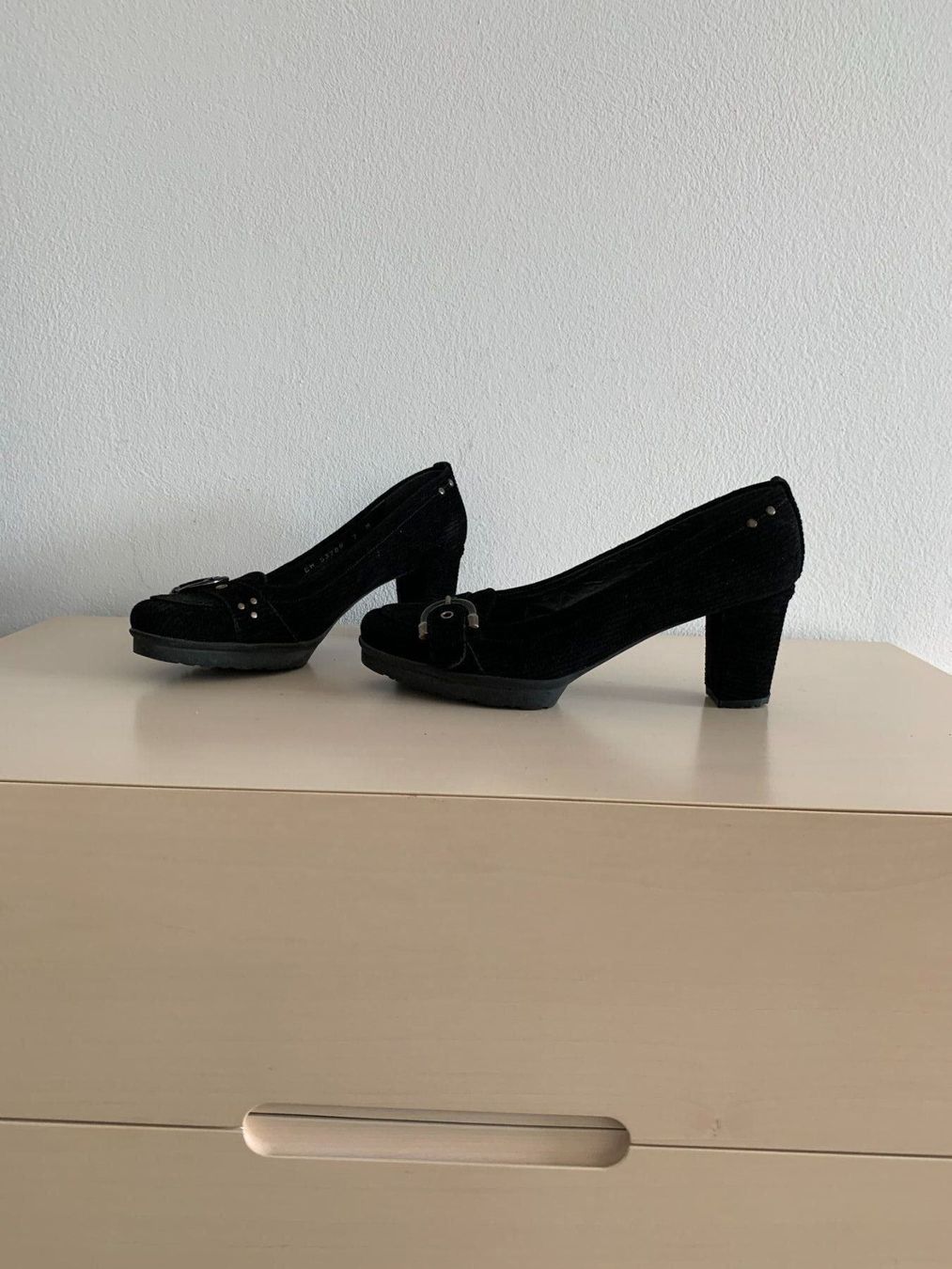 Stuart Weitzman Damenschuhe: STUART WEITZMAN: Chice schwarze Wildleder-Pumps, 37,5 – Neu (gemäss Beschreibung) aus Luzern von designluzern 5