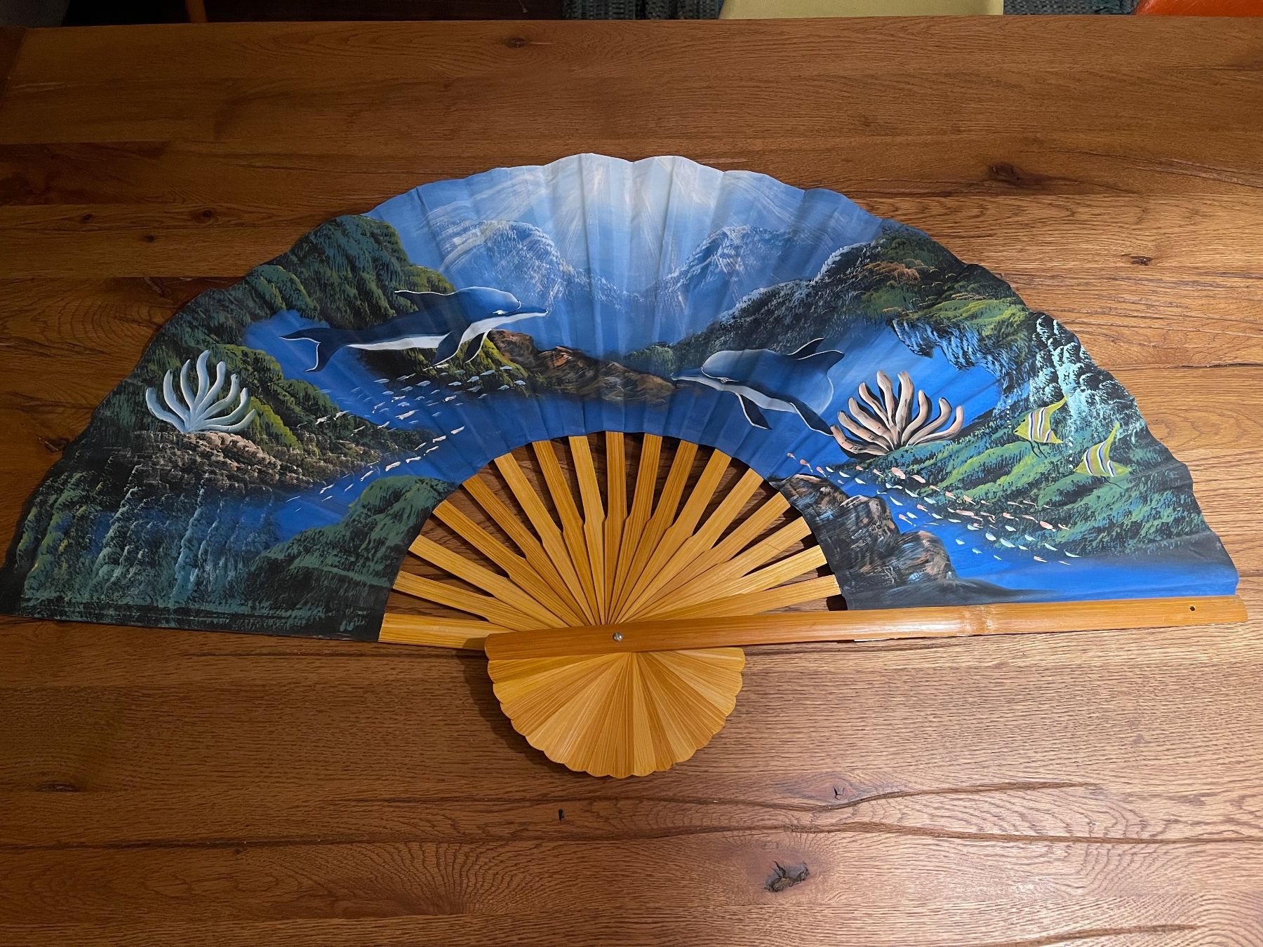 Tutte le decorazioni: Handbemalter Wunderschöner Wandfächer mit Delfin-Motiv 100cm – Usato da Zuerich venduto da Dorsi