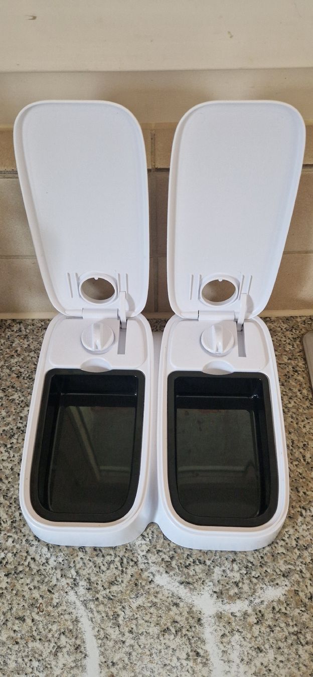 Mangimi: Doppel Cat feeder, doppel automatischer Futterautomat – Nuovo (secondo la descrizione) da Rickenbach b. Wil venduto da tsmanuel 2