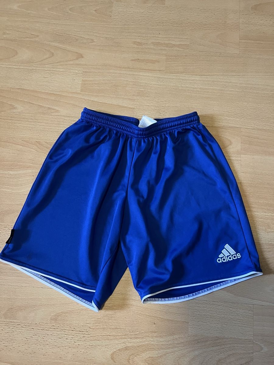 Adidas Pantaloni: Adidas Sporthose kurz – Usato da Zürich venduto da Reeebi