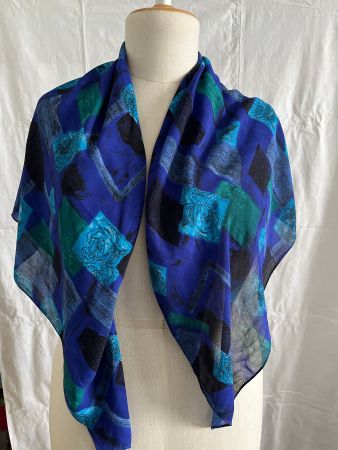schönes grosses Foulard in Blautönen, 1mx1m, handrouliert