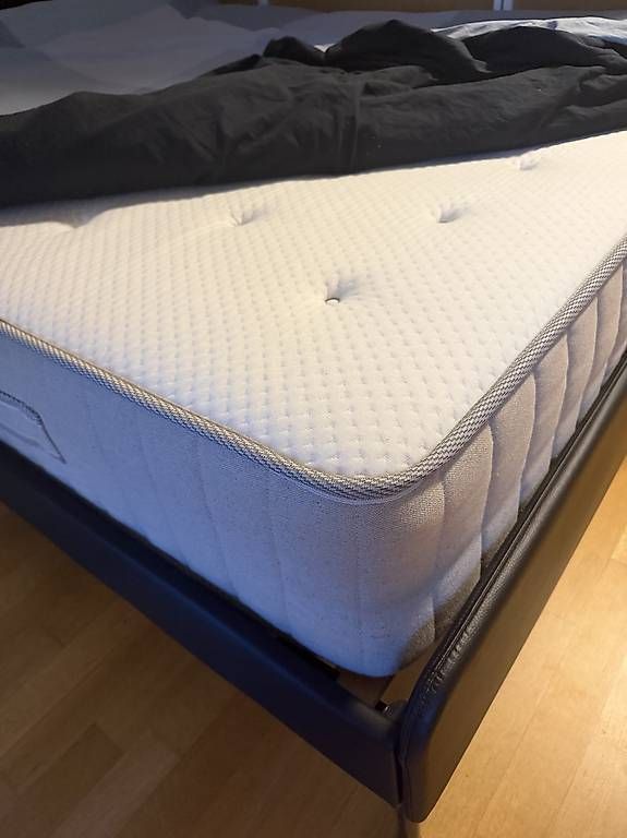 Lits: Bed + mattress 140x200cm – D'occasion à Zürich par adr_f8w7 1