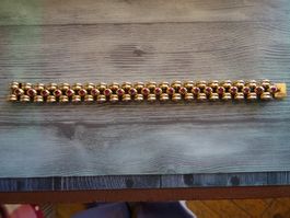 Joli bracelet doré serti de pierres rouges