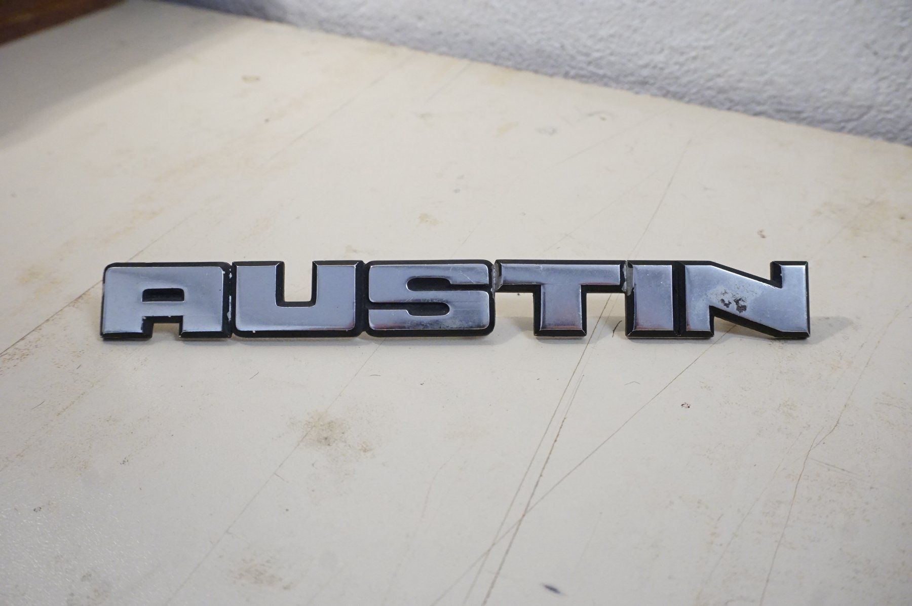 Austin Placchette & Badge: Badge Austin alu – Usato da Ependes VD venduto da Cartonabanane