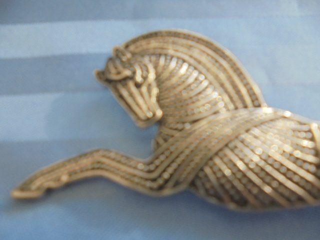 Broches & Aiguilles: Brosche springendes Pferd – D'occasion à Hinwil par Glasperlen 2