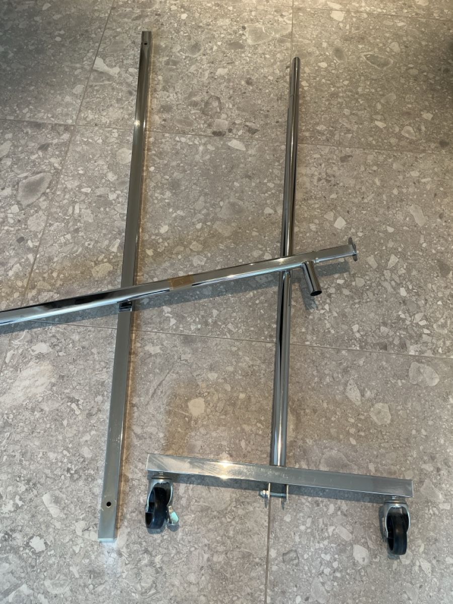 Pfister Garderobe: Kleiderständer Metall mit Rollen zerlegt – Gebraucht aus Bertschikon Gossau von cbelviso