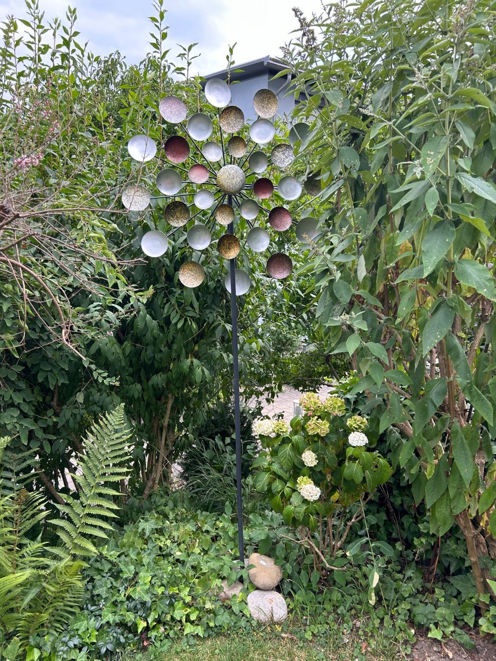 Altro in Decorazioni & Accessori: Windspiel Gartendeko Metall Kugel Form bunt gebraucht – Usato da Kriens venduto da ch__z8rx 1