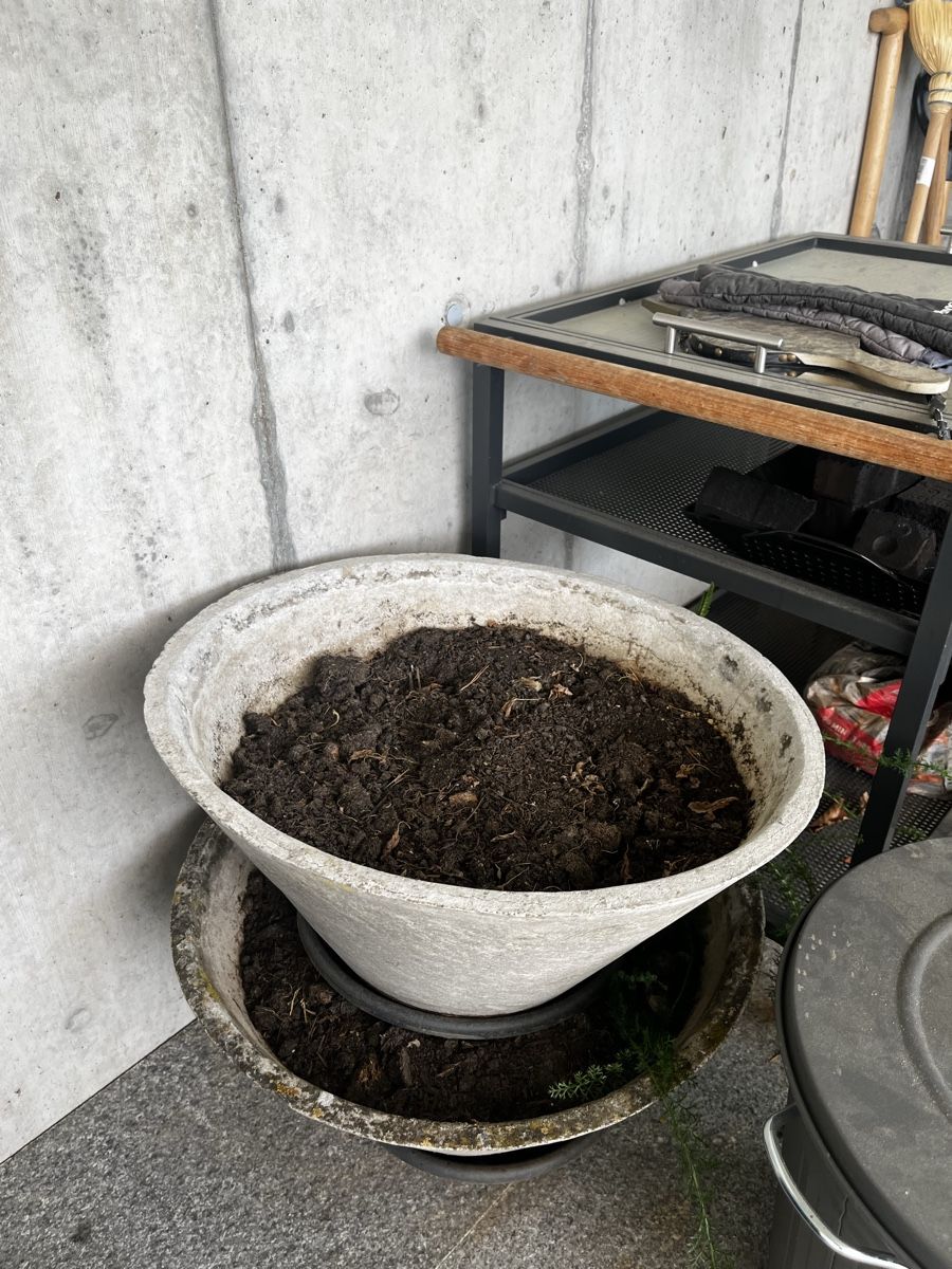 Eternit Vasi per fiori: Eternit Pflanzenkübel 52 cm Durchmesser  – Usato da Heitenried venduto da Rose510