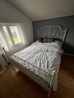 Bett mit Matratze und Lattenrost