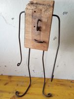 Alien Skulptur aus antikem Holz und Metall