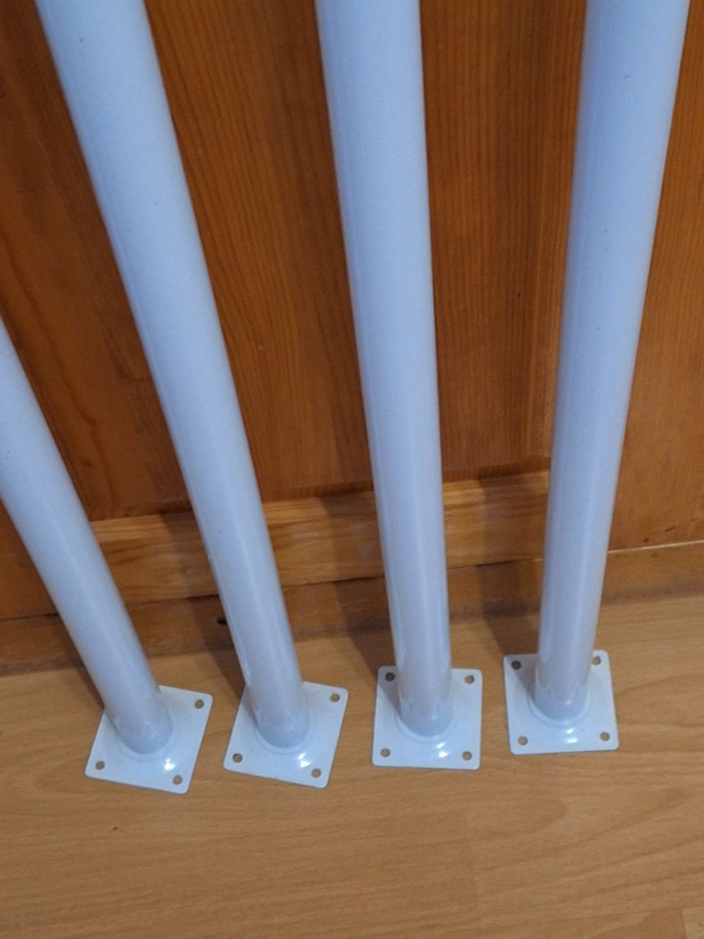 Autre mobilier: 4 Pieds de table métal – D'occasion à Val-d'Illiez par illiez 1