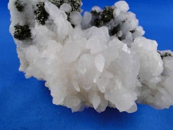 Mineralien & Heilsteine: Calcit (UV-Pink) mit Sulphiden – Gebraucht aus Schinznach Bad von Demerald 1