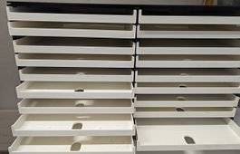 2 Ablage-Elemente Schuladenboxen mit 10 bzw. 9 Schubladen.