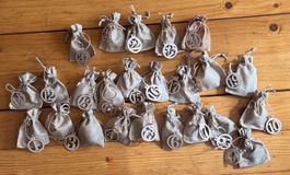 Adventskalender für jedes Zimmer im Puppenhaus