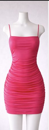 Robe moulante rose fuchsia – effet drapé – sexy & élégante