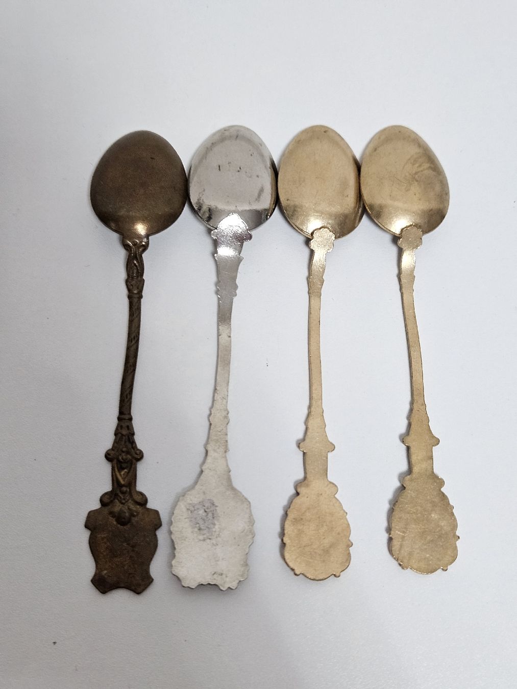 Cucchiai: 4er Set Löffel mit Schweizer Motiven, Souvenir-Löffel – Usato da Schlieren venduto da Bestleo 5