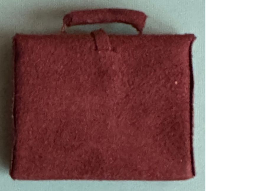 Puppenhäuser & -möbel: Aktentasche Wildleder Puppenhaus – Neu und originalverpackt aus Grabs von Puppestuebli 1