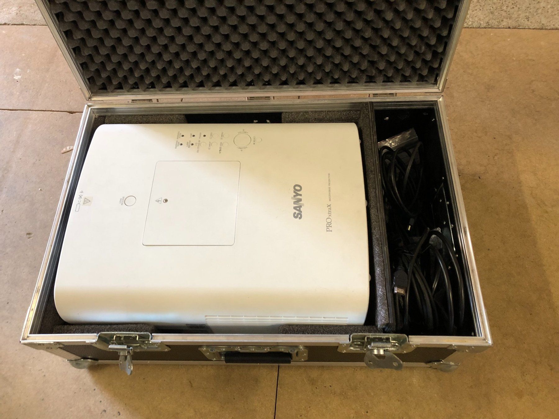 Sanyo Vidéoprojecteurs: Projektor Sanyo PLC-XT25, 4500Ansi – D'occasion à Stein am Rhein par Brunwil 2