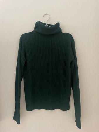 Dunkelgrüner Rollkragenpullover