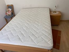 Neuwertiges Bett mit Bettgestell,  Rost,Matratze und Schoner