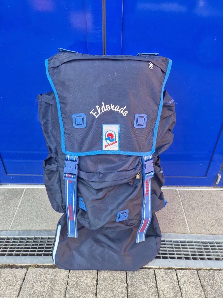 Invicta Rucksäcke: Zaino Invicta Eldorado blu usato – Defekt aus Caslano von iguidice01