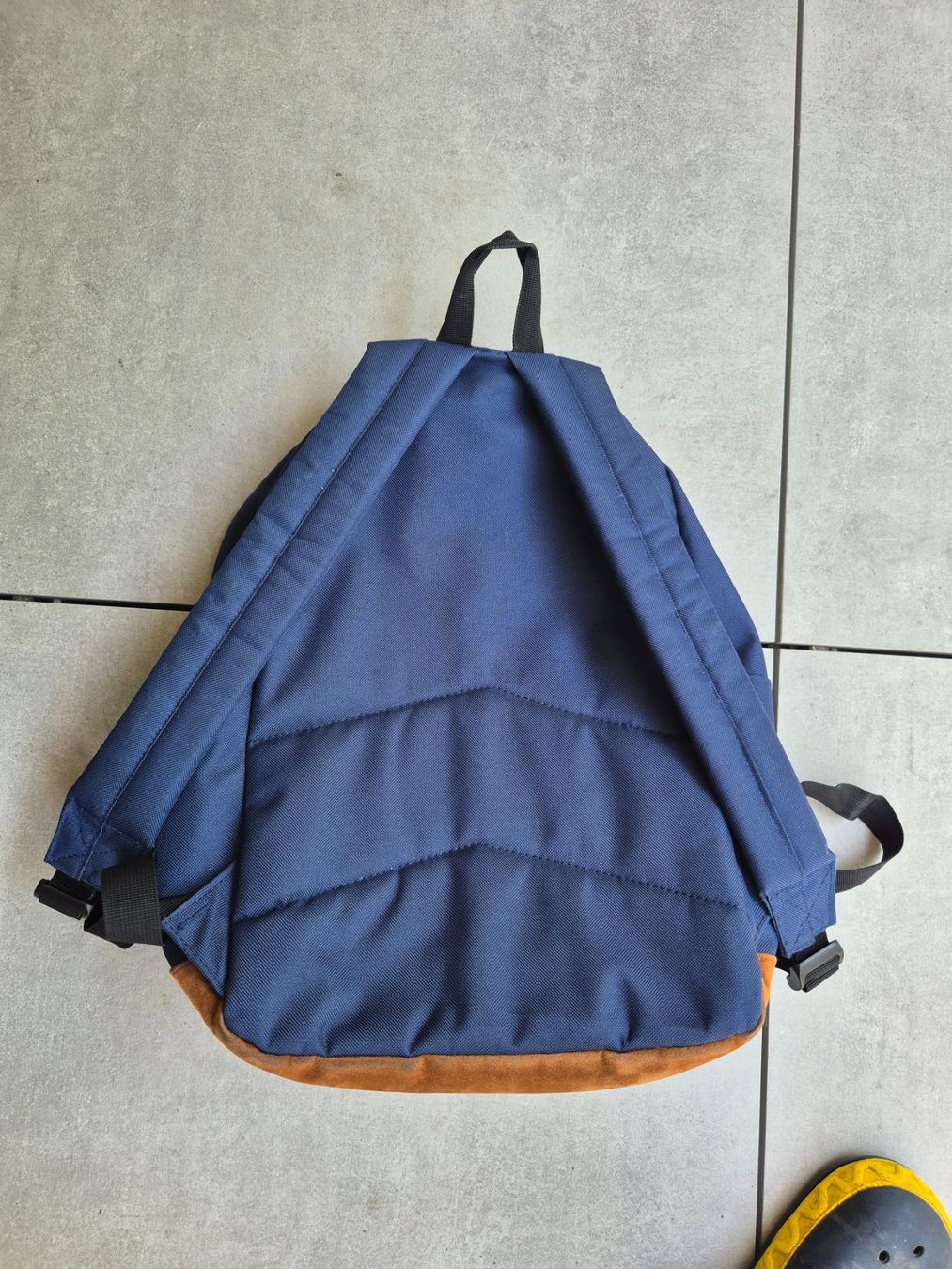 Zaini: Wunderschöner kleiner Rucksack 27,5L, robust, Lederversatz – Usato da Luzern venduto da did_yph5 2