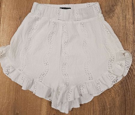Schicke weisse Sommer-Shorts mit Rüschen und Stickerei Gr. S