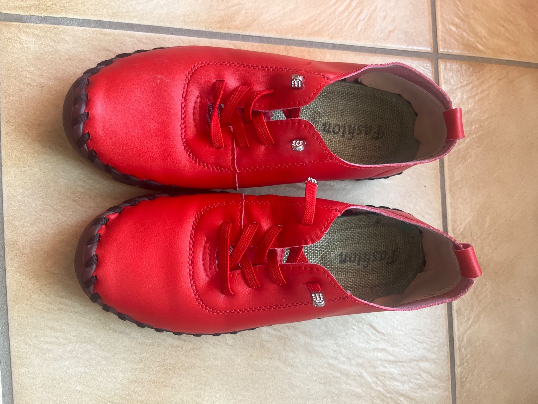 Scarpe da donna: Chaussures pour femme rouges – Usato da Vernayaz venduto da Darkfrost 1