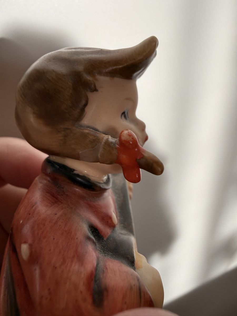 Hummel Statuette: Goebel Hummel Figur Mädchen mit Gitarre – Difettoso da Steffisburg venduto da Artschipa 2