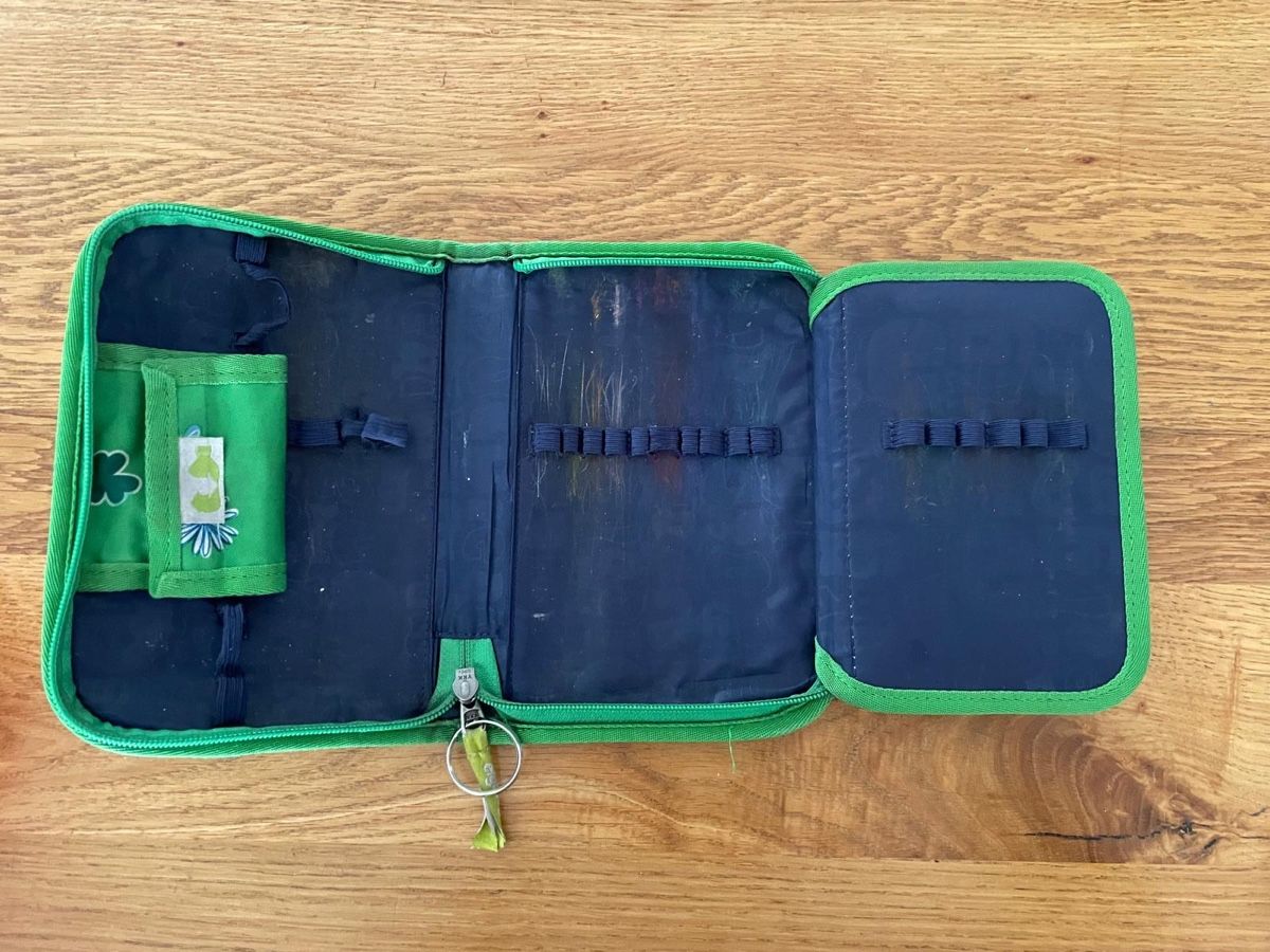 Plumiers: Etui Ergobag grün mit Blumen und Punkten – D'occasion à Hombrechtikon par baersandro 1