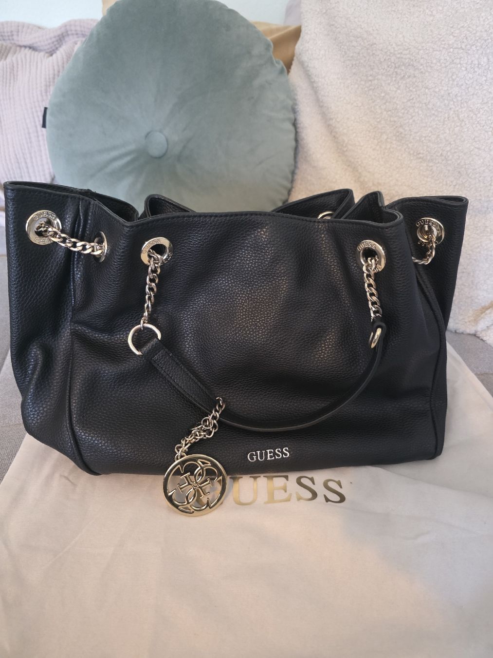 Guess Taschen für Damen: Guess Tasche – Gebraucht aus Wangen b. Olten von kaj.ya