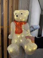 Weihnachtsdeko: Leuchtender Eisbär mit rotem Schal!
