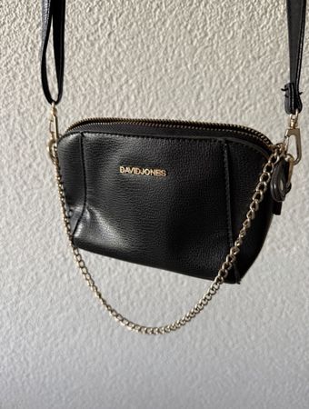 Schwarze David Jones Umhängetasche mit Kette