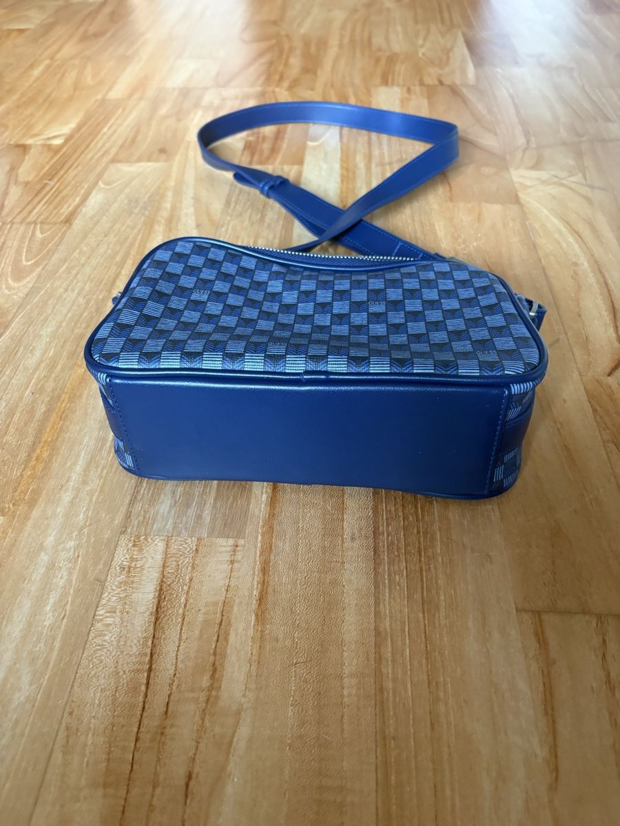 Guess Sonstige Kleidung & Accessoires: Sacoche GUESS Bleue – Neu (gemäss Beschreibung) aus La Chaux-de-Fonds von hug_y9hf 8