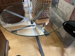 Runder Glastisch mit stilvollem Metallfuss, designerstück