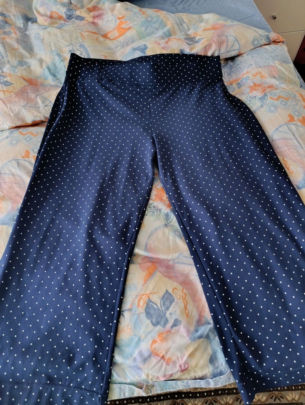 Pantalons: Pantalon bleu marine à petits pois blancs – Neuf (Voir description) à St-Cergue par Neviana