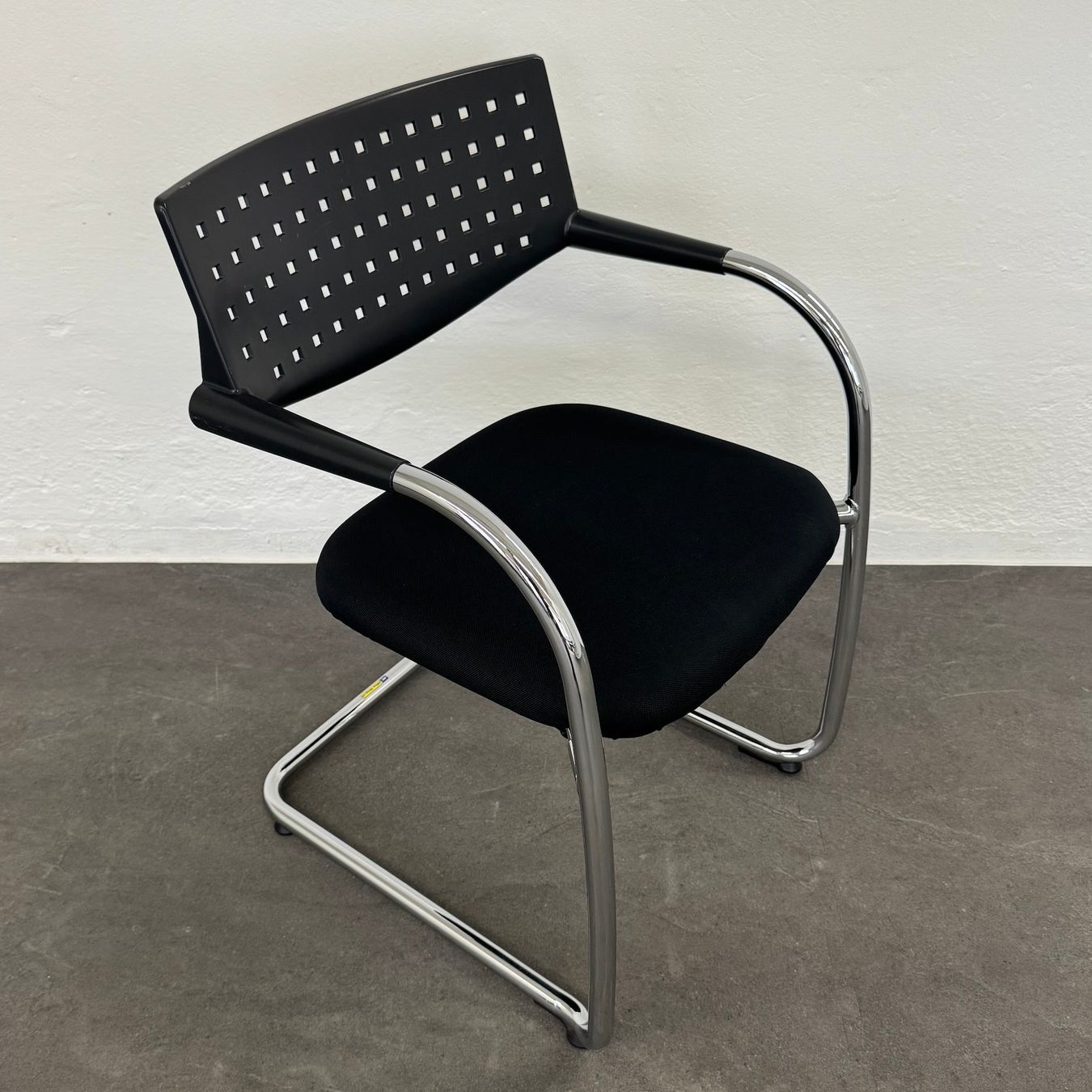 Vitra Sedie: Vitra Visavis Freischwinger - stapelbar - Schwarz-Chrom – Usato da Schönenwerd venduto da mcofficeshop 1