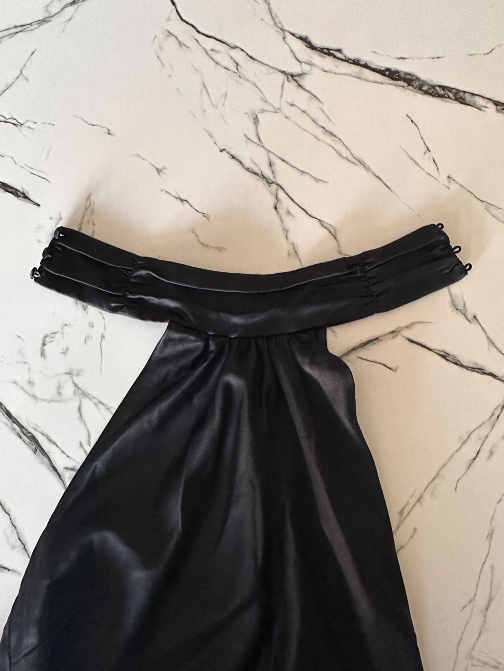 Kleider: Revolve Kleid glänzend – Gebraucht aus Dübendorf von bol_h67v 2