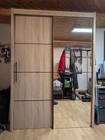 Kleiderschrank mit Schwebetüren und Spiegel