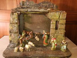 Weihnachtskrippe mit 16 Marolinfiguren