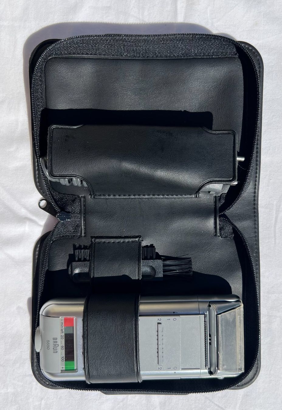 Rasierapparate & Rasierklingen: BRAUN Elektrorasierer 5550 – Gebraucht aus Wolfhalden von 010177 1