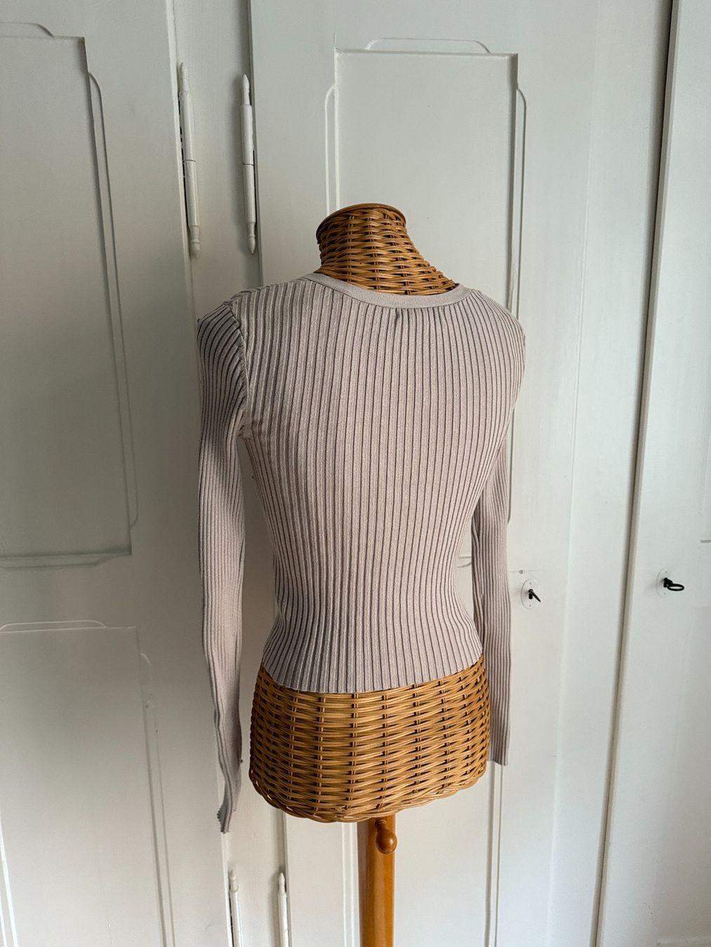 H&M Jacken: Cardigan Strickjacke greige mit Strass XS – Gebraucht aus Zürich von Diazaio 2
