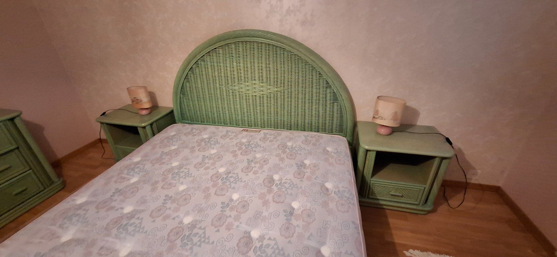Letti: chambre à coucher ensemble lit commode et table de chevet – Usato da Champagne venduto da Lamar0 1