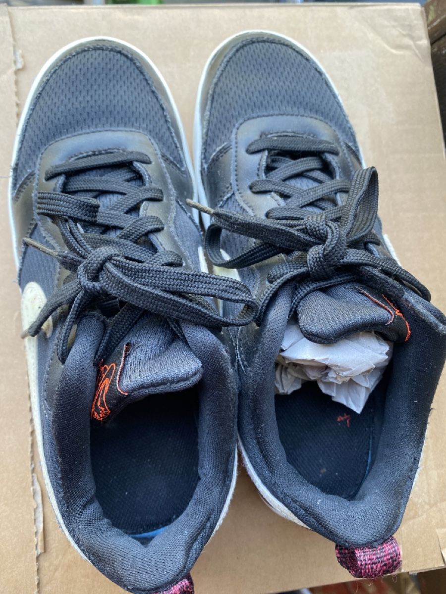 Nike Damenschuhe: Nike Sneaker Gr. 38.5 Schwarz/Weiss – Gebraucht aus Dübendorf von feusiedi 1